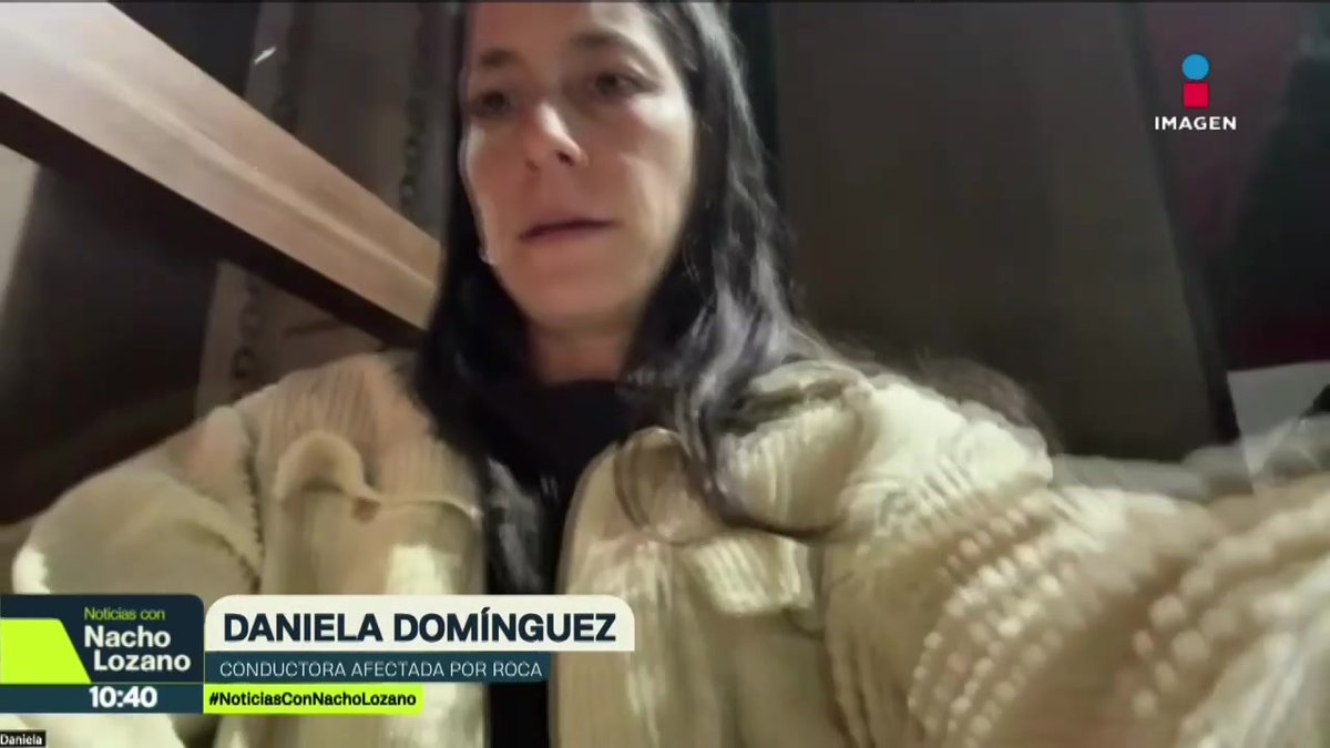 “Si hubiera venido alguien conmigo, se muere una amiga, mi mamá”, así es como conductores están denunciando que están arrojando piedras y hasta rocas desde puentes en Circuito Interior, #CDMX. Las losas han dejado fuertes daños en los autos. Nacho Lozano #NoticiasImagen