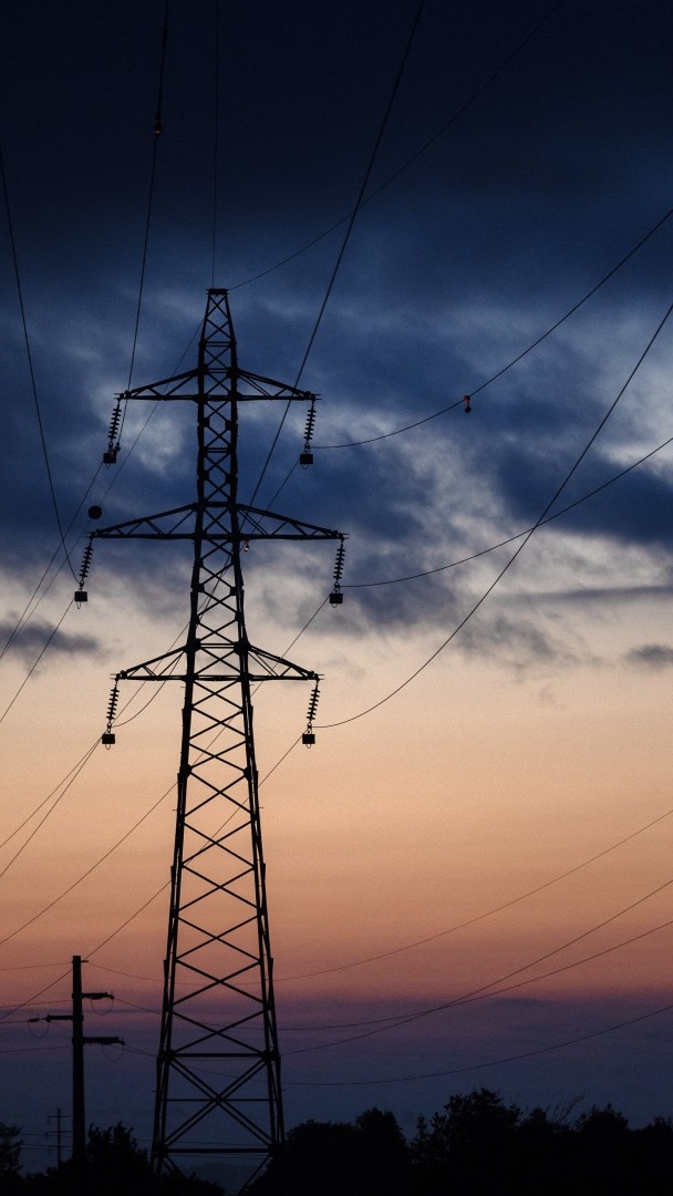 Guerre au Moyen-Orient : l'électricité française épargnée ⚡️ Même si les cours du pétrole et du gaz augmentent à cause du conflit avec l'Iran, le prix de l'électricité française n'augmentera pas grâce à la forte production nucléaire et hydroélectrique. 🎙️ Clara Bideau