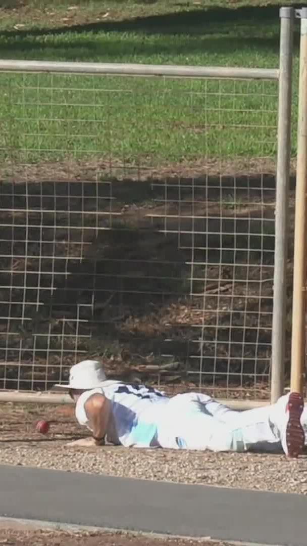 Genuinely bizarre scenes as Charlie Stobo has to get a stick to retrieve the ball from underneath the fence. #SheffieldShield