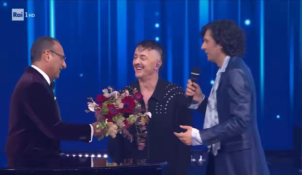 no ma comunque non potete capire quanto mi faccia crepare il fatto che dopo aver cantato letteralmente come UN ANGELO la cover all’1 di notte il suo primo pensiero sia stato fare punti al fanta no ermal io ti amo veramente rido sola da una settimana per questa cosa