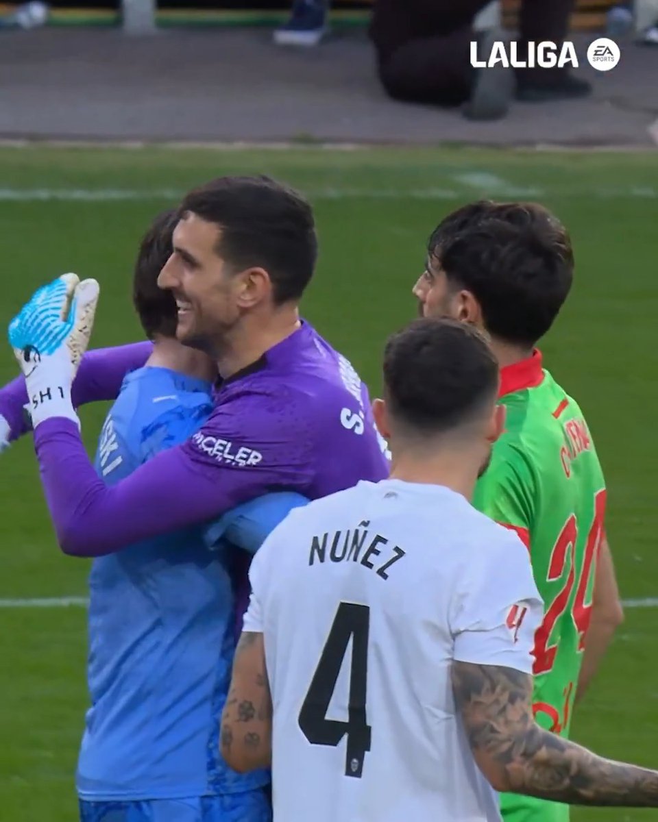 Vaya dos perros viejos. Dimi suelta el balón antes de entrar en la portería por si acaso, y Sergio comete la falta para evitar la contra. Normal que se abracen, vaya dos.