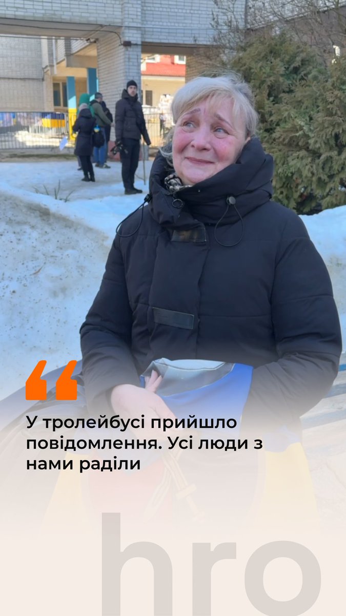 Ірина з Оксаною їхали в тролейбусі, коли отримали повідомлення про звільнення свого захисника з полону. Крізь сльози вони пригадують, як люди почали радіти разом з ними Відео: Вікторія Коломієць / hromadske