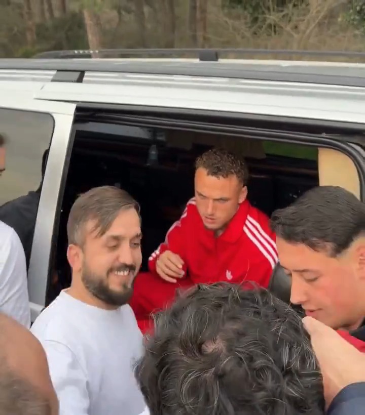 Noa Lang, idman öncesi taraftarlarla fotoğraf çekilip imza verdi.