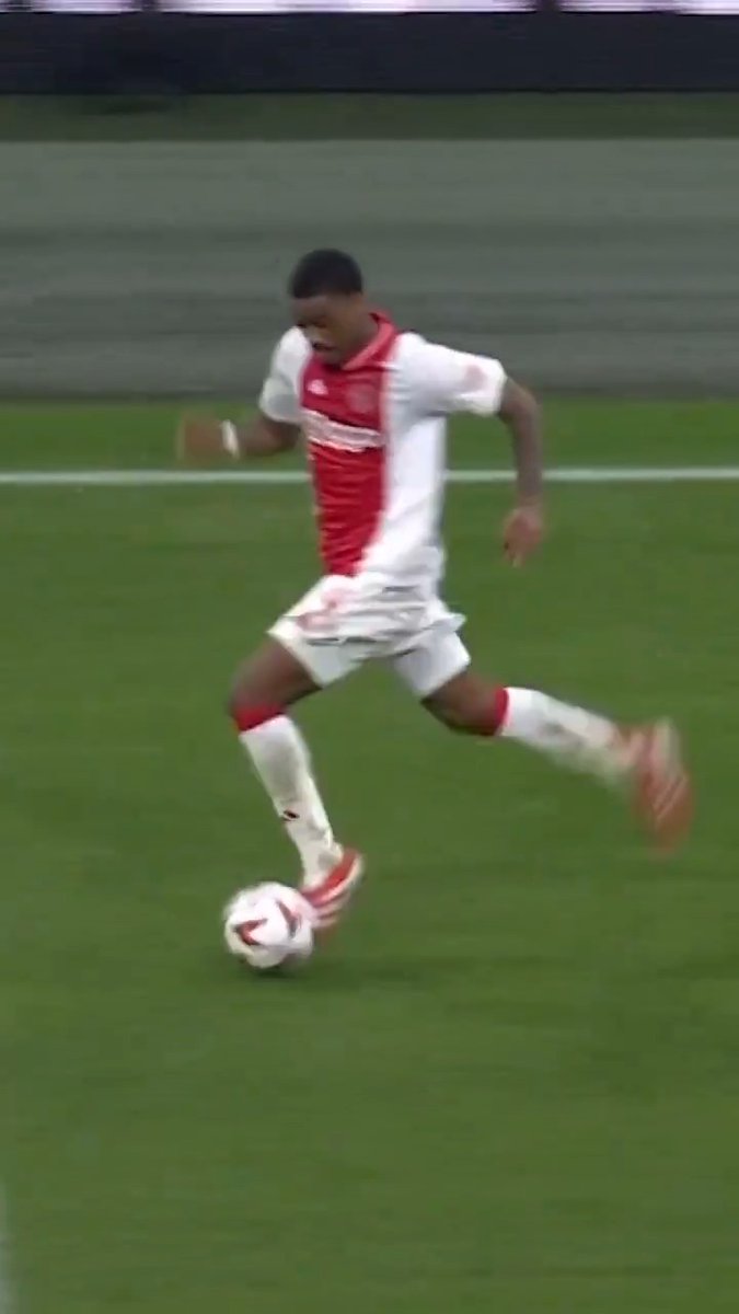 Jorrel Hato speed boost 🔋 #UEL | AFC Ajax
