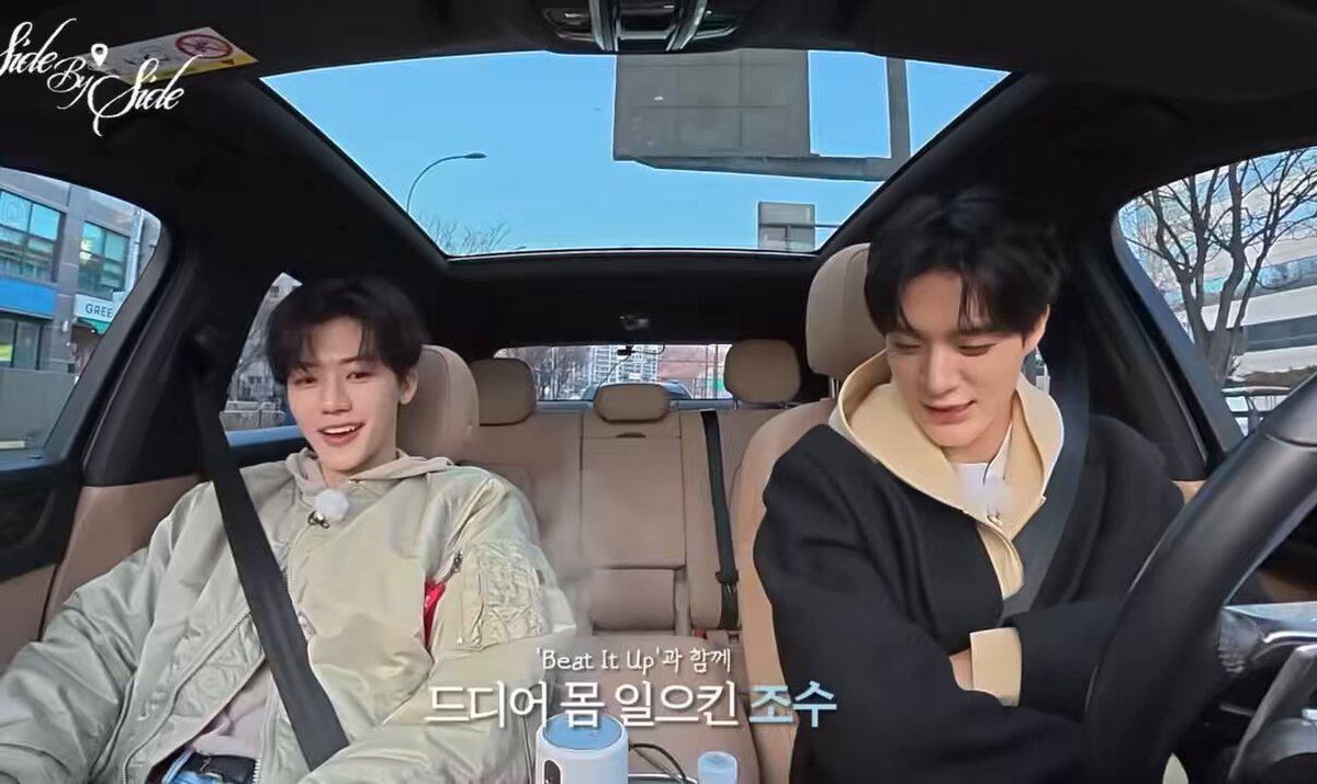 แจมินเปิดที่เก็บของหน้ารถแล้วมีเยลลี่เลยหยิบเยลลี่ขึ้นมาแล้วหันไปมองหน้าเจโน่ แปล555555555555555555555555555555555555
