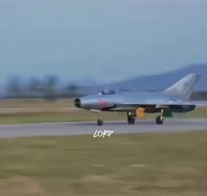 North Korean Supreme Leader Kim Jong Un is ready for any possible war or threat. He is constantly strengthening his army 🔥 Under Kim’s guidance, this man learned to fly a fighter jet in just one hour.😳 Happy Kim also gave the pilot his favorite sunglasses 😂