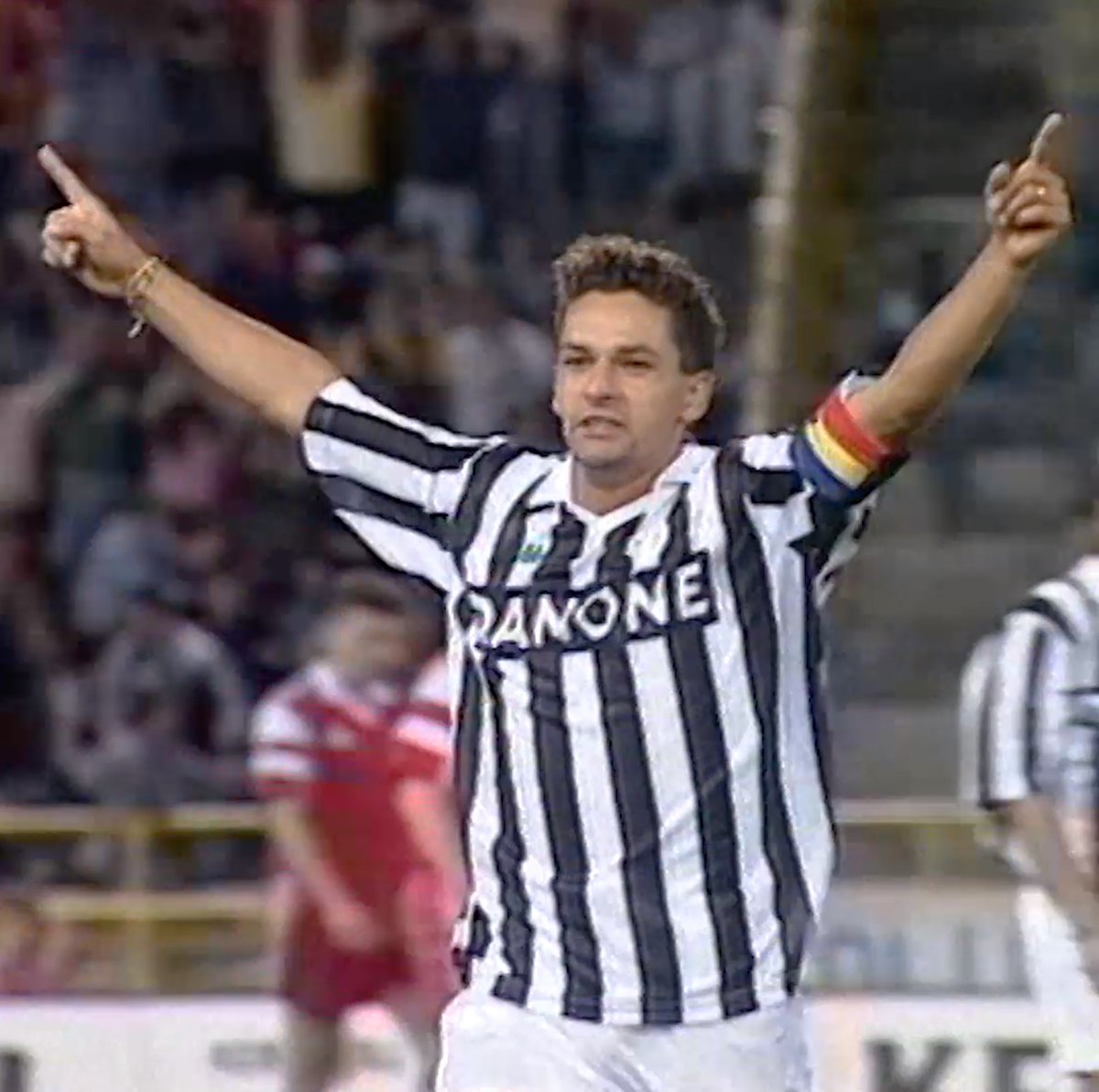 Roberto Baggio’s insane numbers for Juventus: 👕 200 Games ⚽️ 115 Goals 🅰️ 54 Assists The most talented Italian player of all time! 🔥✨