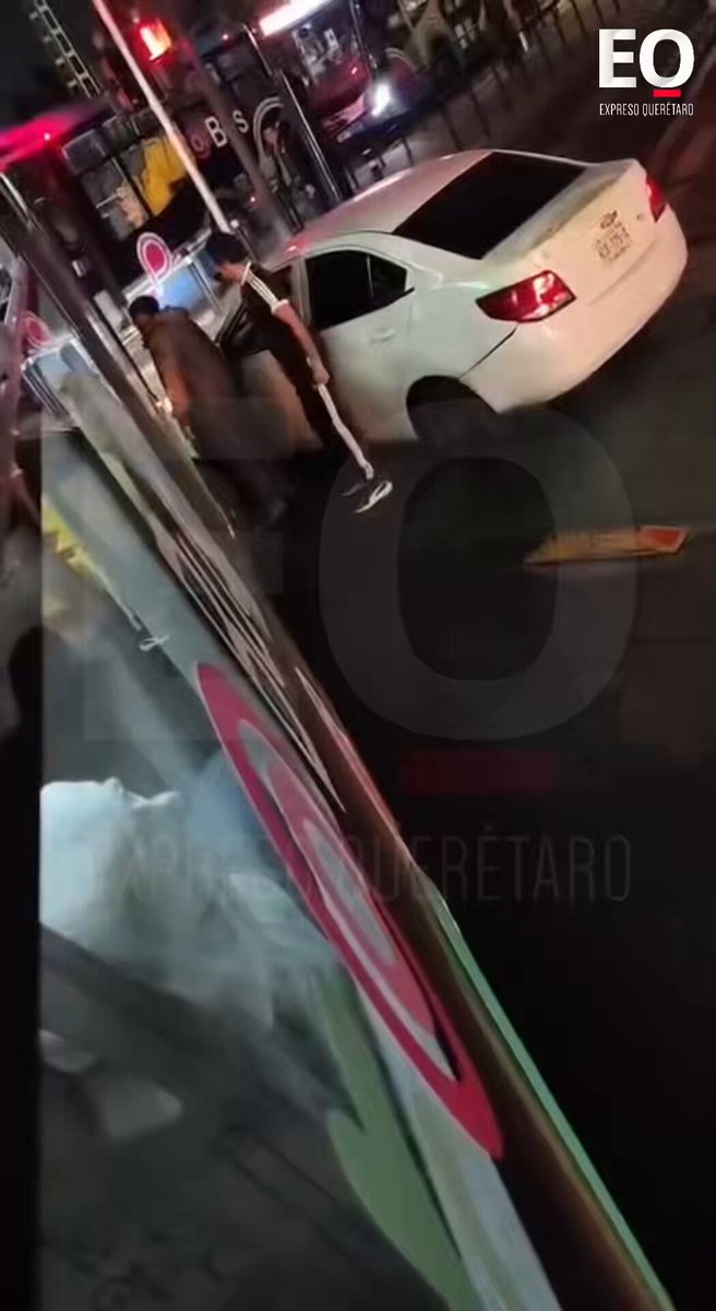 #Querétaro || 🤬🚌 Sujeto agresivo agrede a conductor y pasajeros de QroBús, por un altercado de tránsito, en Paseo 5 de Febrero.