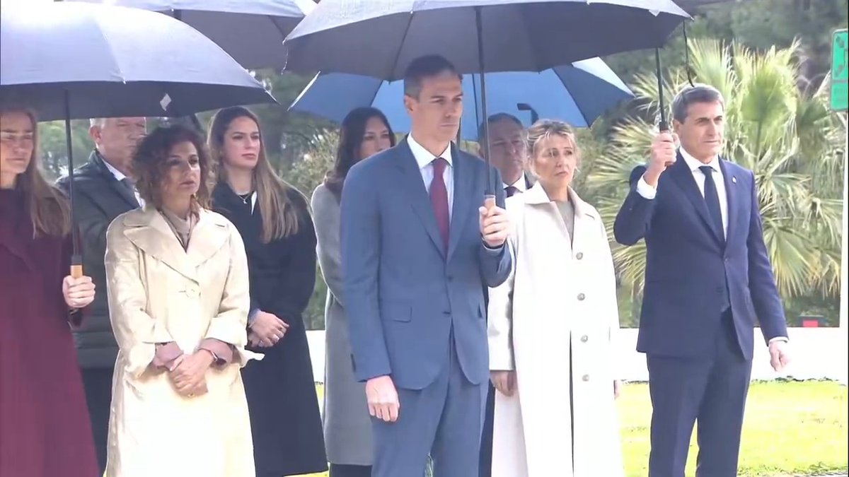 El presidente del Gobierno, Pedro Sánchez, ha participado en el acto en recuerdo a las víctimas de la Universidad Internacional de Andalucía en el accidente ferroviario de Adamuz. Un acto de memoria, respeto y acompañamiento a sus familias.