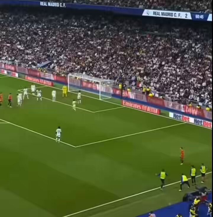 Vinicius Junior é muito inteligente. Quando ele viu que o Lunin conseguiria pegar o cruzamento, ele corre direto pro ataque e faz isso aí Craque.