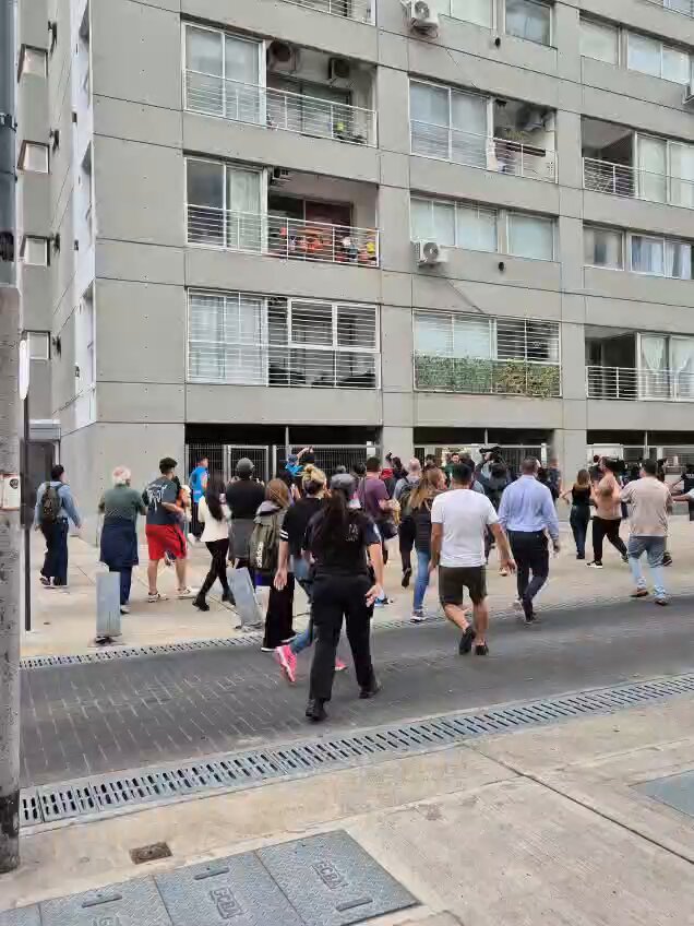 🔴 MÁXIMA TENSIÓN EN EL EDIFICIO DEL DERRUMBE 🚨🚨 Los propietarios de los departamentos en Parque Patricios ingresaron al edificio y se enfrentaron con la Policía. ❌ Piden frenar las topadoras: denuncian que podrían estar tapando pruebas y reclaman la presencia del fiscal. Las pericias determinaron que "hay potencial riesgo estructural" de derrumbe total.