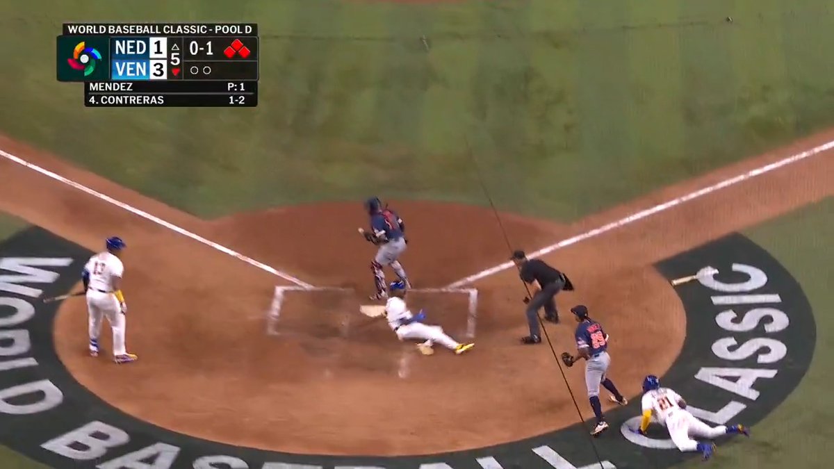 Willson Contreras doubles Team Venezuela's lead! #WorldBaseballClassic