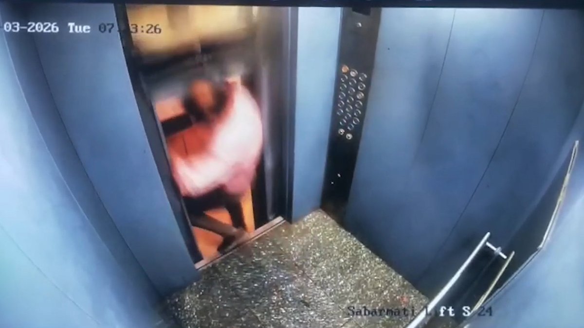 Un hombre sobrevive tras un aterrador incidente en el ascensor Un hombre se salvó de una tragedia en Valsad, India, cuando el ascensor de su edificio de repente cambió de piso mientras él salía de la cabina.