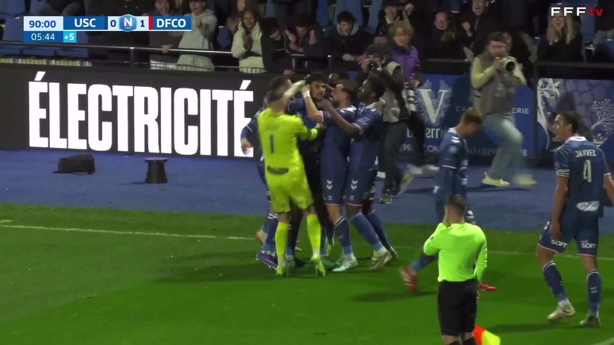 Le coup franc magnifique de Sohan Baldoni dans les arrêts de jeu pour US Concarneau ! 1-1 Suivez le match en direct sur notre chaîne YouTube "Championnat National Officiel" ! #NationalFFF