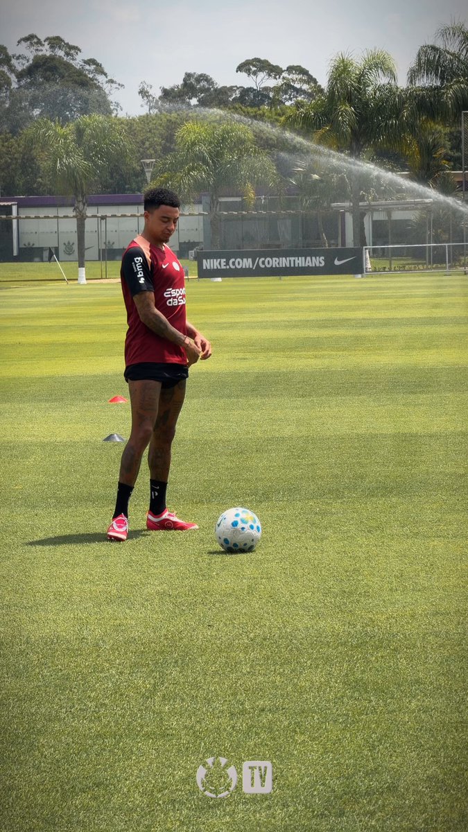 Lingard já está familiarizado com o gramados do nosso centro de treinamento. ⚽ 🛒 Compre a camisa do craque na ShopTimão: #BemVindoJesseLingard #DoReinoÀFavela #VaiCorinthians