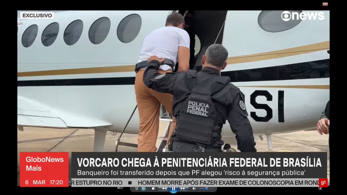 Olha aí Daniel Vorcaro chegando no presídio federal de Brasília onde ficará acomodado numa cela de 6m2.