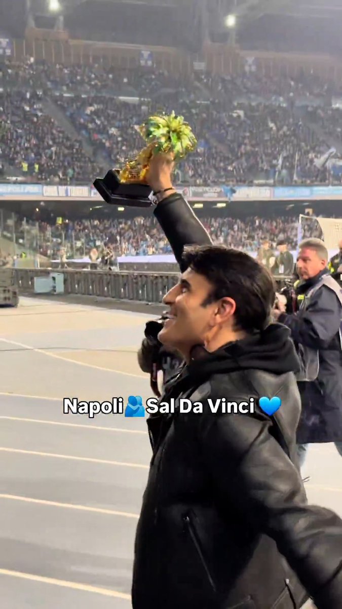 L'abbraccio del Maradona a Sal Da Vinci 🥹🫂💙 #SalDaVinci #Napoli #SerieAEnilive #DAZN