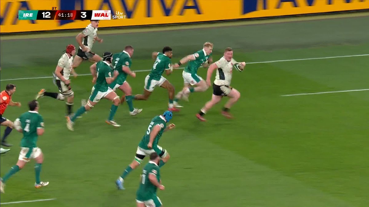 LOOK AT THE BIG MAN GO! 🏴⚡️ Rhys Carre takes Baloucoune on the inside! What a WONDERFUL sight! #GuinnessM6N