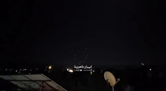 صوت رشاشات العيار الثقيل لا تتوقف، مشاهد تحسبها من يوم إنزال نورماندي😦🔥 اشتباكات أرض جو ثقيلة هذه الأثناء في #لبنان 🇱🇧 بين #حزب_الله ومروحيات #إسرائيل 🇮🇱 الحربية حاولت سحب قواتهم المظلية التي تسللت لمنطقة في النبي شيت شرق لبنان قرب #سوريا 🇸🇾.
