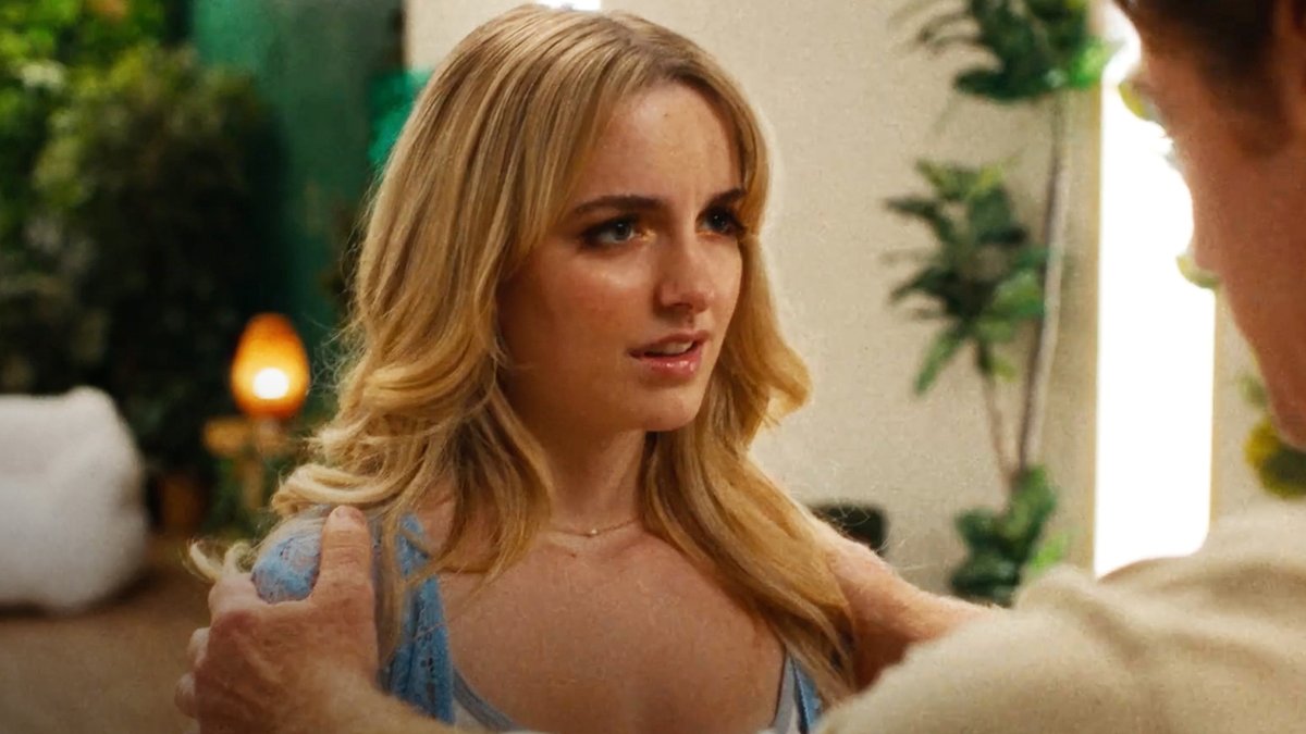 『ミーン・ガールズ』×『サブスタンス』と言われるティーン青春"ボディホラー"映画『SLANTED』本編予告。 白人社会で劣等感を抱える中国系女子高生が、特殊な美容整形で白人に生まれ変わるが、徐々に顔が崩壊していく… 主演はマッケナ・グレイスとシャーリー・チェン。