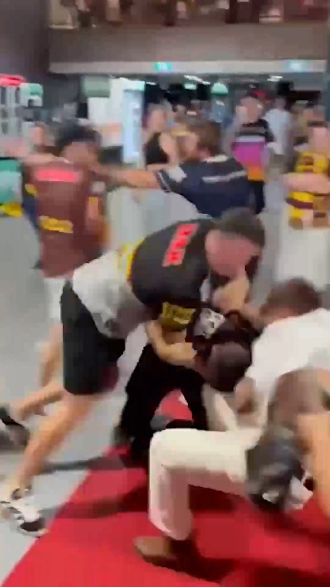 Chaos in Brisbane overnight as Broncos and Panthers fans clashed in ugly scenes at Suncorp Stadium 😳 😬 Via X / Jacob🟠⚫️🇦🇺 #NRL