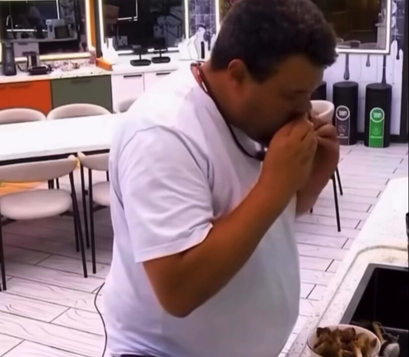 Mesmo após ter jantado, Babu voltou a cozinha e comeu toda a carne restante que seria a parte da Ana Paula. To sem palavras, sério. #bbb26 FORÇA ANA PAULA