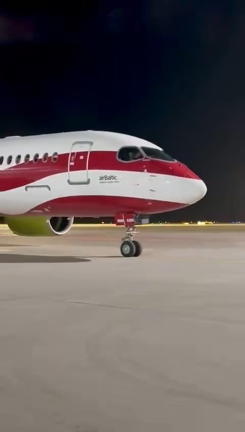 Laipni lūgti mājās 🇱🇻 Šonakt Rīgā droši nolaidās pirmie īpašie reisi no Dubaijas, nogādājot mājās Latvijas valstspiederīgos. Sadarbībā ar Latvijas Republikas Ārlietu ministriju un Satiksmes ministriju turpinām darbu, lai arī tuvākajās dienās palīdzētu vēl citiem pilsoņiem atgriezties mājās. Mūsu pasažieru, apkalpes un lidojumu drošība vienmēr ir mūsu augstākā prioritāte. Sirsnīgs paldies mūsu lidojumu apkalpēm un operatīvajām komandām, kas strādāja dienu un nakti, lai tas būtu iespējams un ceļotāji varētu atgriezties mājās. Tāpat pateicamies mūsu pasažieriem par pacietību, sapratni un uzticēšanos šajā nenoteiktajā laikā.
