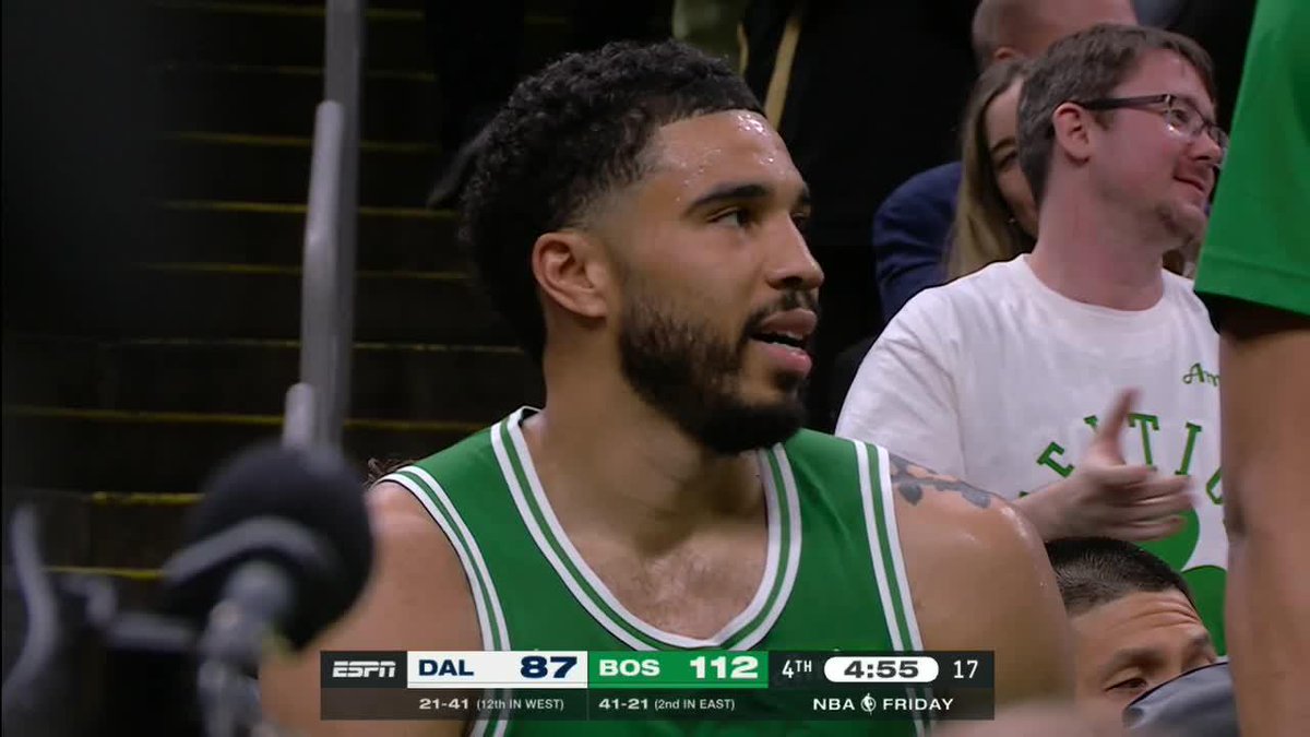 Jayson Tatum checks out of his first game in 298 days to loud applause in Boston 👏☘️