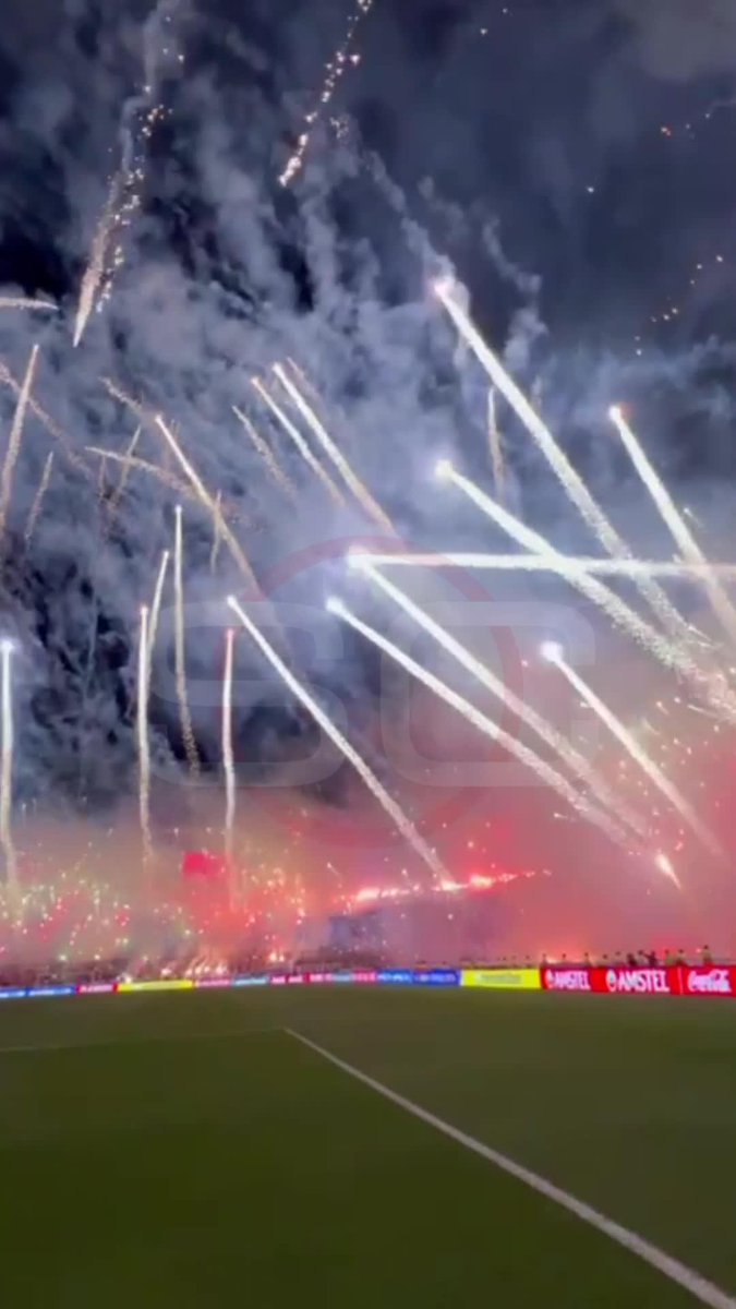 ¿EL MEJOR RECIBIMIENTO DE TODA SU HISTORIA? En el #DiaDelHinchaDeRacing, recordamos la INOLVIDABLE FIESTA de los hinchas de la Academia, en el Cilindro, en la vuelta de la semifinal contra Corinthians en la #Sudamericana 2024. ¡ÉPICO!
