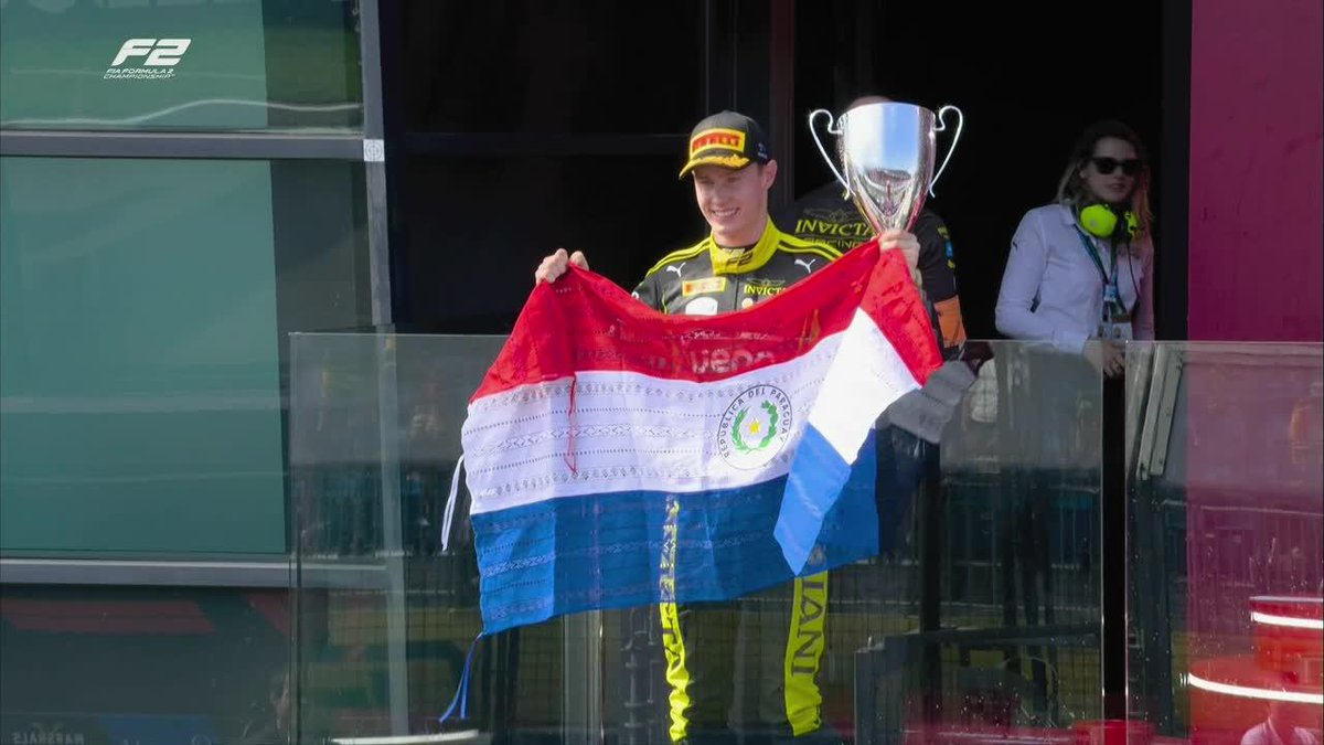¡JOSHUA DUERKSEN PUSO LA BANDERA DE PARAGUAY BIEN EN ALTO EN AUSTRALIA! Ganó la Sprint y así sonó el himno paraguayo en Melbourne. 📺 #AusGP | Toda la temporada de #F2 por #DisneyPlus Plan Premium