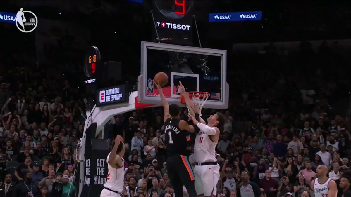 THE SPURS TRAILED BY 25 PTS. NOW THEY HAVE THE LEAD IN THE 4TH ON ESPN &amp; THE ESPN APP 🍿