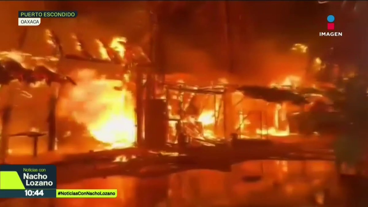 Un #incendio que duró casi cuatro horas, consumió 70 establecimientos, entre cabañas, restaurantes y palapas de la Playa Punta Zicatela, en Puerto Escondido, #Oaxaca. Así quedó la zona: