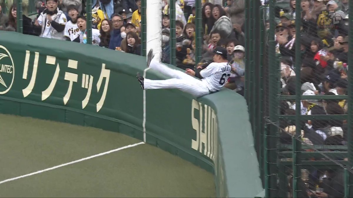 4回表、髙寺選手がライトフェンス際のフライをナイスキャッチ！
