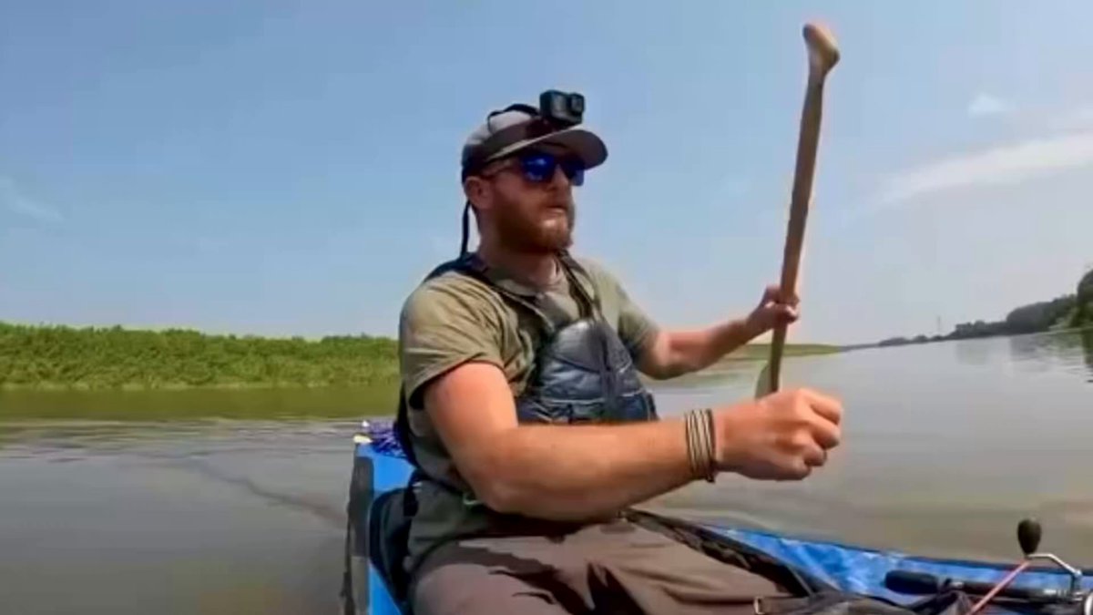 Imagine being trapped for days under a heavy log in freezing mud, only for a stranger in a canoe to appear out of nowhere. 🚣‍♂️ 🐕 While paddling solo across Canada, adventurer Tom Hudson took a chance route around a remote island on the Saskatchewan River. That decision saved a life. He heard faint whimpering and found Ivy, a 14-year-old Great Pyrenees, pinned under a log and partially submerged. Exhausted and unable to move her hind legs, Ivy had been missing for days. Tom waded through thick mud, freed her from the debris, and carried the weak dog to his canoe. He later tracked down her owners, Tom and Janine Stait, who had been searching for her daily. Thanks to a miracle, Ivy was reunited with her family just in time! ✨