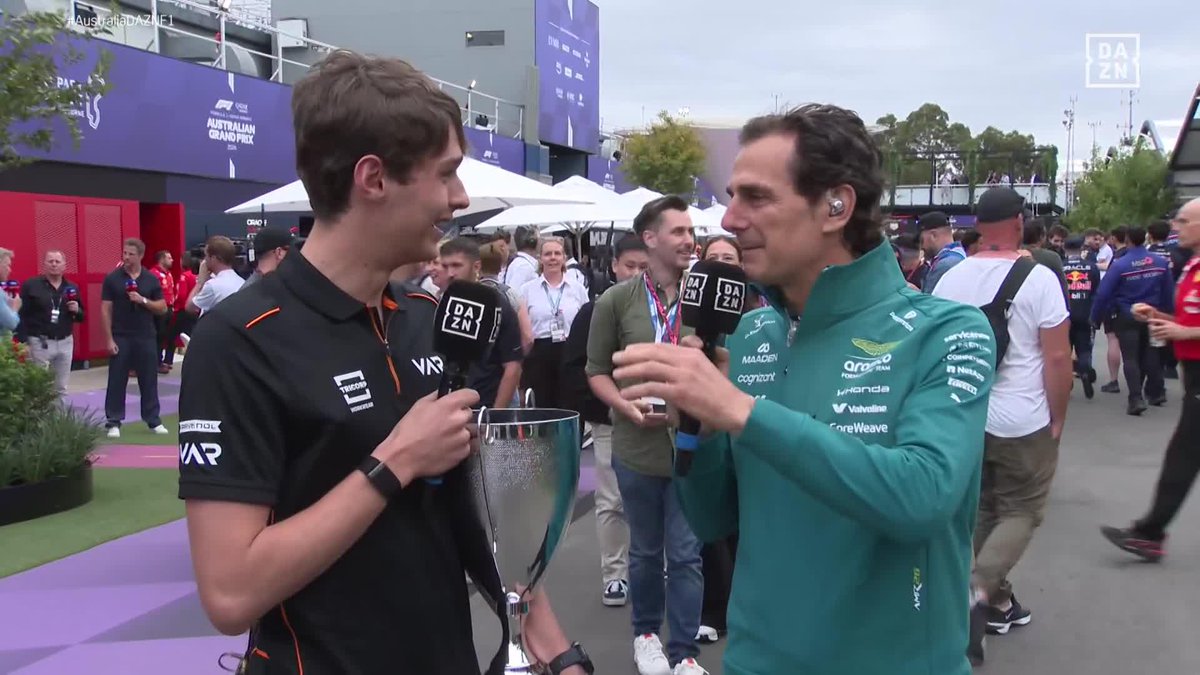 ¡VAYA MOMENTAZO! 😍 Pedro De La Rosa y su sobrino, Bruno del Pino, intentando disimular que han caído algunas lágrimas después de su primera victoria en F3 🥹❤️ #AustraliaDAZNF1 🇦🇺