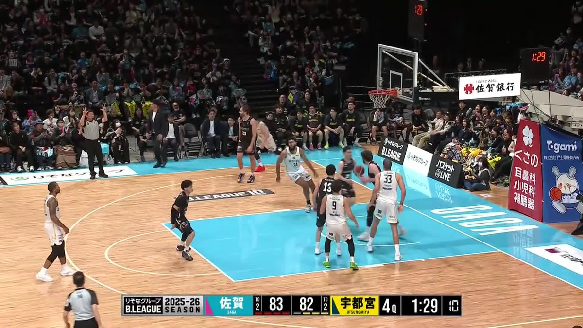 3/7(土) 試合終了 ブレックス 90 - 87 佐賀 #6 比江島がAND1、ジャンプシュートを決めて連続得点。 佐賀に連続7得点を奪われる中、#42 フォトゥが粘り強く得点。 #25 ニュービルのアシストから#34 ジェレットが豪快なアリウープダンクを叩き込む。 勝負どころで#6 比江島が3Pシュートを決めると、最後まで激しく追い上げてくる佐賀を振り切り、90-87でまず1勝! 本日も勝利の後押しをありがとうございました! ▼バスケットLIVE #Transcend #BREX