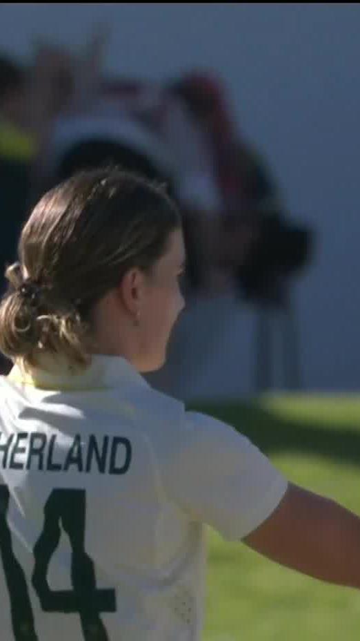 SUTHERLAND HAS DONE IT AGAIN! Although maybe not in the way she would have liked 😅 NRMA Insurance | #PlayoftheDay | #AUSvIND