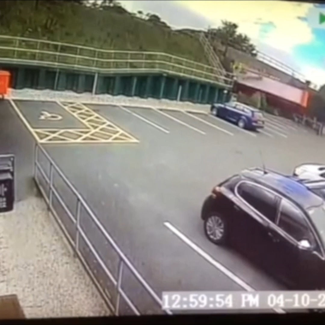 🌉 Meet Britain's most bashed bridges! Watling Street A5 in Hinckley tops the list with 22 strikes in a year: 👉 These costly incidents ripple across our network. 🎥 Library footage. #BridgeAwareness