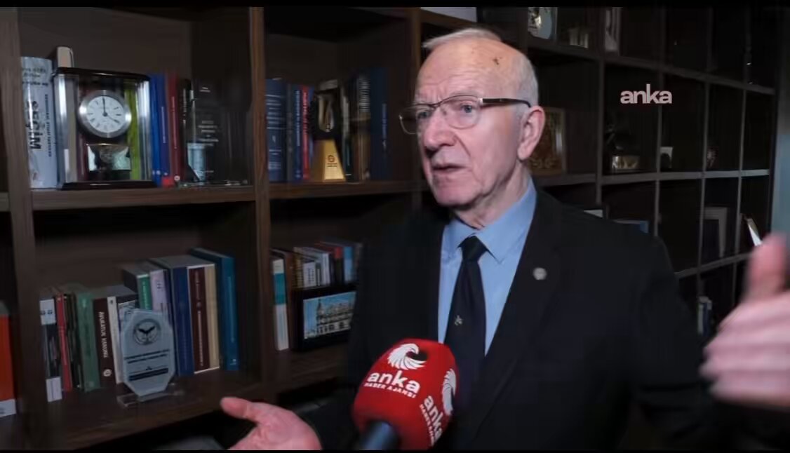İstanbul Barosu Başkanı İbrahim Kabaoğlu: Beyoğlu Belediye Başkanı’nın da aralarında bulunduğu beş belediye başkanı yaklaşık 9,5 aydır tutuklu. Kendilerinden sonra tutuklanan kişilere iddianameler hazırlanmışken, bunlar hakkında hâlâ iddianame düzenlenmemiştir. Eğer iddianame yoksa, neden tutuklama devam etmektedir? Bu durum, görevin kötüye kullanıldığını göstermektedir. Ekrem İmamoğlu ve etrafında görev yapan kişilere yönelik uygulamalar da dikkati çekicidir. Bu kişilere, sanki bir suç örgütü mensubuymuş gibi muamele edilmekte ve tecrit uygulanmaktadır. Haftada yalnızca 10 dakikalık aile görüşmesi gibi sınırlamalar söz konusudur. Buna karşılık gerçekten silahlı saldırı gerçekleştiren, ağır suçlardan hüküm giyen ya da suçüstü yakalanan kişiler bakımından böyle sınırlamaların uygulanmadığı görülmektedir. (Anka)
