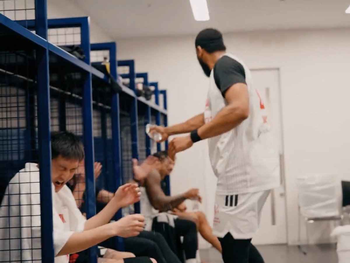 祝福を受ける側なのに…🤣🥤 勝利後のロッカールーム！ インタビューから帰ってきたブランドンがまさかの行動…？😏 Brandon Davies #アルバルク東京 #GRITUP #Bリーグ