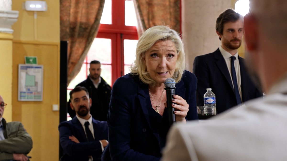 Si l'Armée française n'avait pas acheté de Rafales, on n'en aurait pas vendu. Si on n'avait pas fait rouler des TGV en France, on n'en aurait pas vendu non plus. La reconquête de notre marché intérieur passera par une priorité donnée à nos entreprises dans la commande publique.