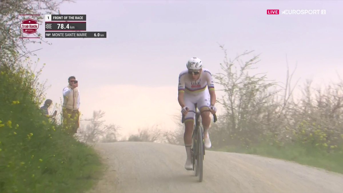 Pogacar no espera a nadie. El campeón del mundo revienta todo en el Monte Sante Marie y se va solo a 78 km del final. El último en poder seguirle, un descomunal Paul Seixas. #StradeBianche