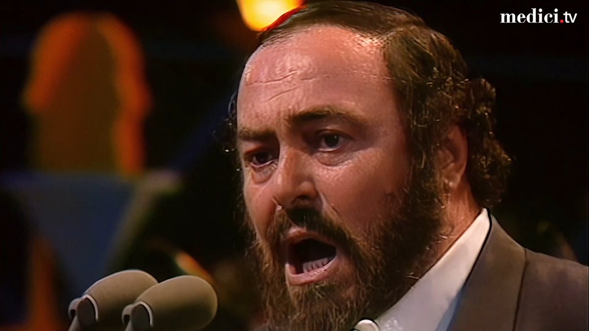 “Ríe, payaso”: En solo 97 segundos, Luciano Pavarotti muestra todo el arte y la emoción que se pierde Timothée Chalamet. El aria se llama “Vesti la giubba” (Pónte el traje y sale a divertir al público aunque por dentro llores), de la ópera “I Pagliacci”