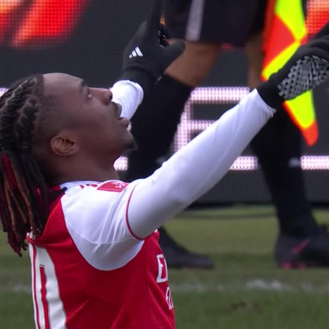 What a strike 😲🚀 Ebere Eze with a 𝐓𝐇𝐔𝐍𝐃𝐄𝐑𝐁𝐎𝐋𝐓 to book Arsenal's place in the Quarter-Finals ⚡ #SSFootball | #EmiratesFACup