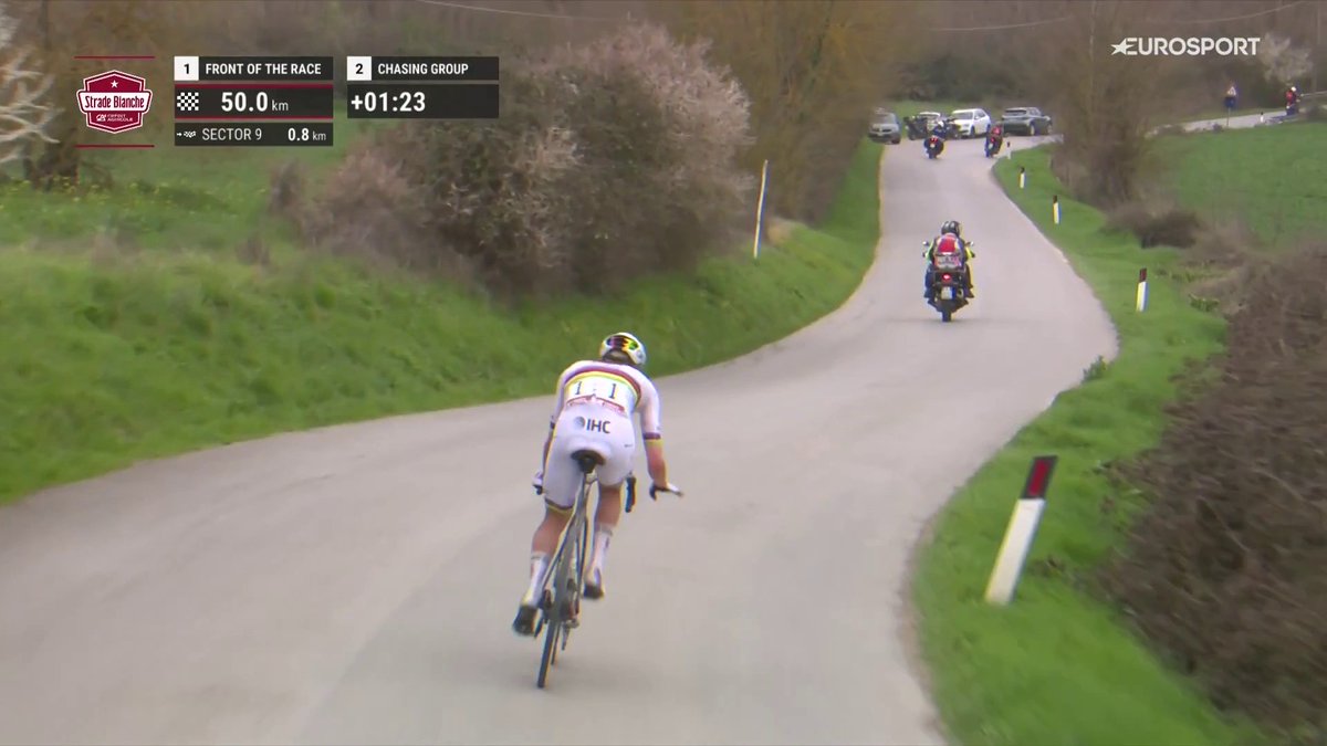 Ojo a este gesto: Pogacar se acuerda en plena #StradeBianche del lugar de su caída en 2025 y hace un gesto a la cámara. 'Piano, piano' 🫳🏻 Joseba Elgezabal, auxiliar hasta 2025 de Tadej, nos lo confirma en Eurosport.es 💆🏻🌈 #StradeBianche