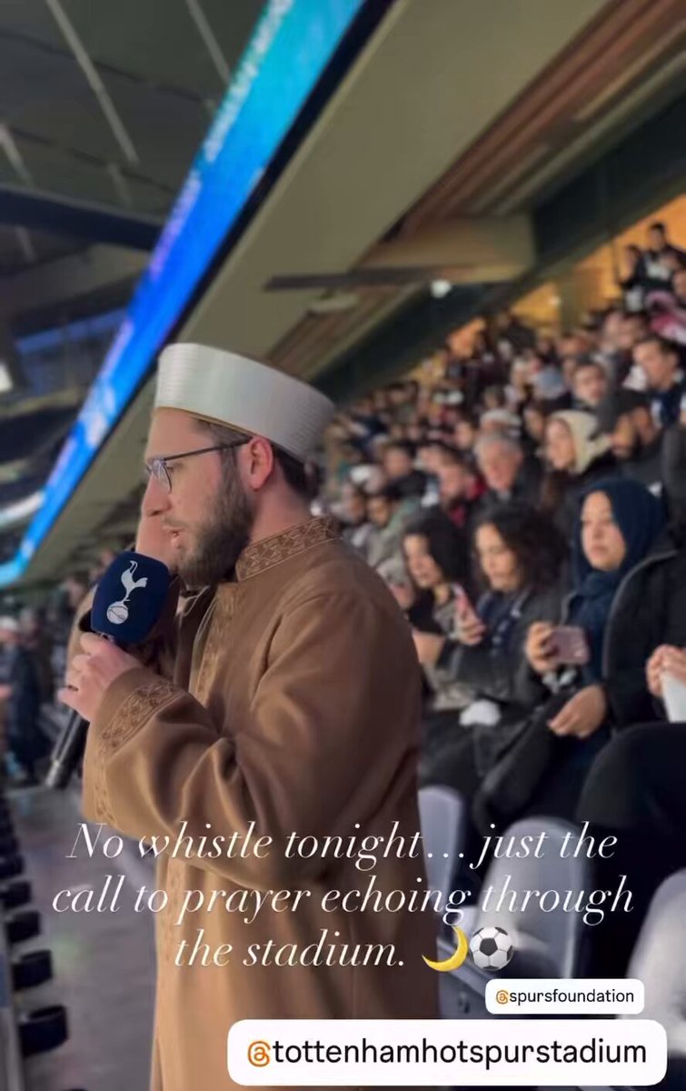 İngiliz futbol takımı Tottenham’ın stadında düzenlenen iftarda ezan okundu. Ezanı okuyan İngiltere’de yurt dışı görevinde olan İstanbul’dan arkadaşımız Abdussamet Köroğlu hocamız.