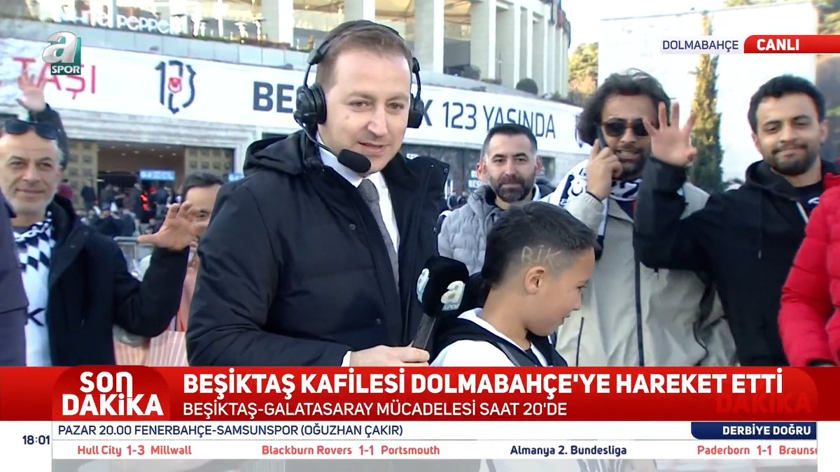 😅CANLI YAYINDA GÜLÜMSETEN ANLAR! 🎙️ @KorayBaloglu: Saçında bile "Beşiktaş" yazıyor. Hyeon-gyu Oh hayranı kendisi, elinde Güney Kore bayrağıyla Aydın'dan gelmiş. 💬 "Her zaman her yerde en büyük Beşiktaş"