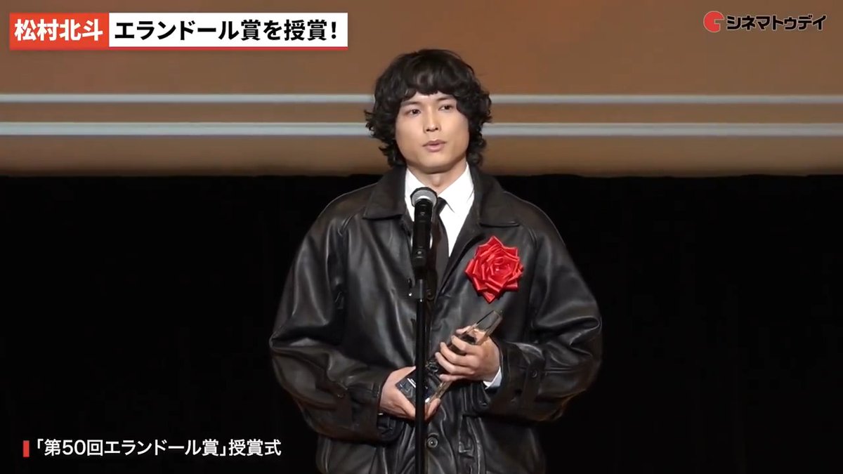 スタイリストさん「あのさぁ ほくちゃん スーツを着て欲しいって。STARTO ENTERTAINMENTとして(授賞式は)スーツを着て欲しいって!」 北斗くん「チーフ ブルゾンで行きます!」 チーフマネージャー「ぁああぁぁ分かりました」「ネクタイしてる」「黒い!」 #SixTONESANN
