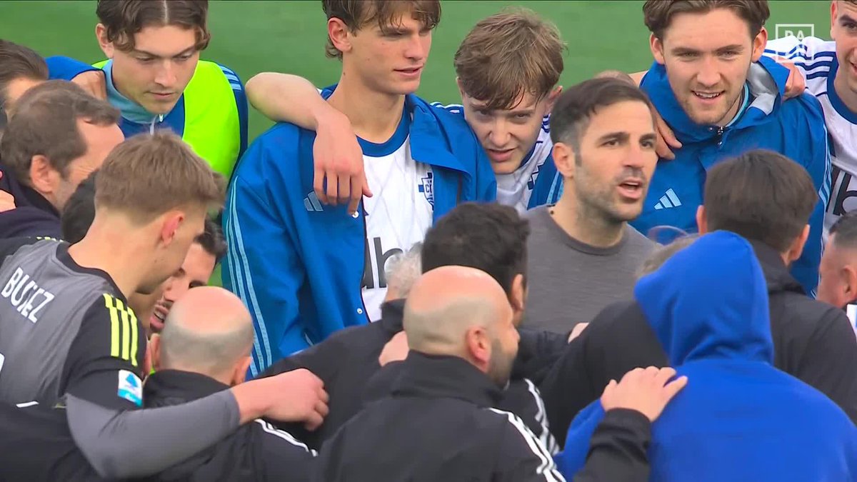 Cesc Fàbregas habla y sus chavales sonríen 🤩 Su Como va quinto, empatado con los puestos de Champions. Y es que igual la clave está en eso. En ser felices jugando al fútbol ❤️ #SerieAenDAZN 🇮🇹