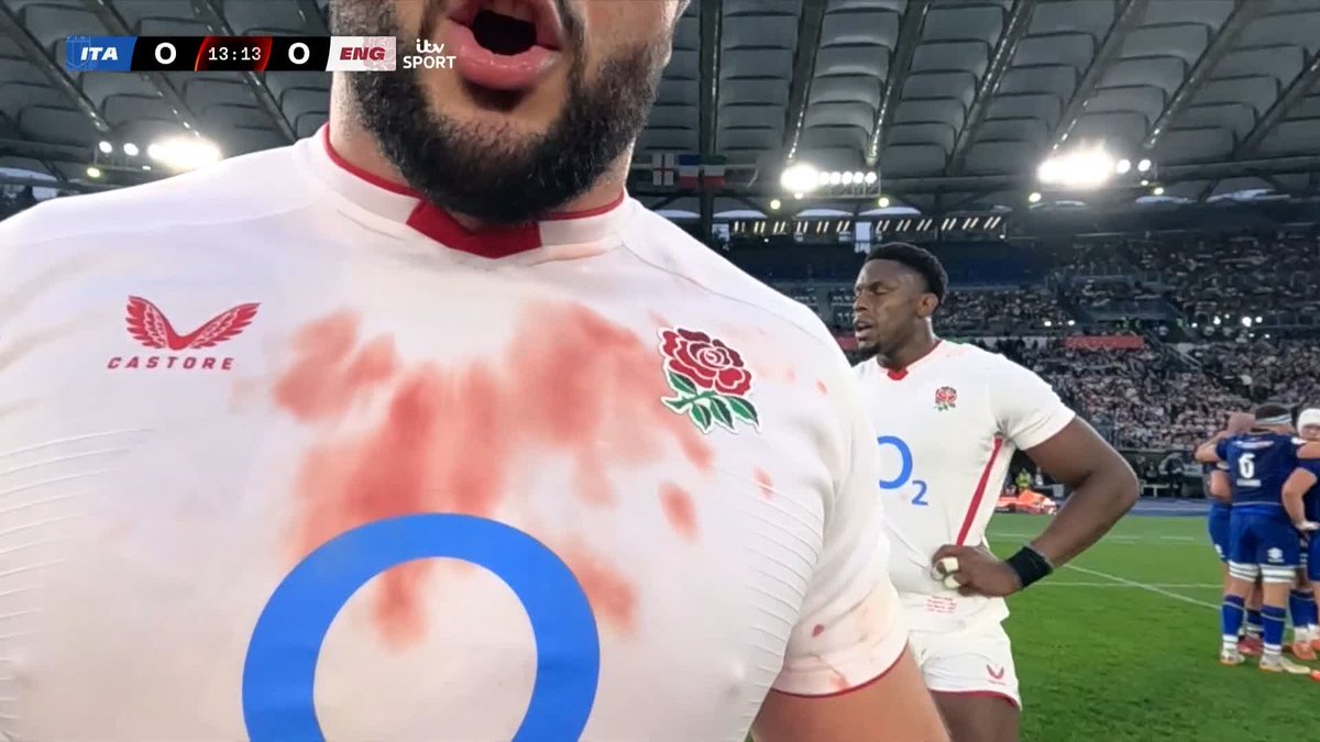 "What do you want to see from me?" 👀 Ellis Genge speaks to the referee about the scrum #GuinnessM6N